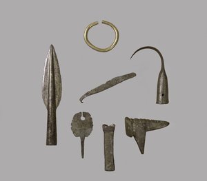 Fresn-la-Mere, Fransa, Bronz Çağı altın ve bronzdan bir süs eşyası ve alet yığını, ayrıca bkz. 121148